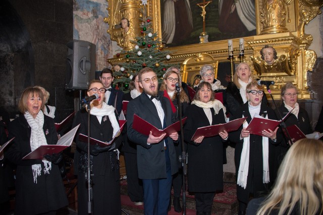 Koncert w kościele pod wezwaniem świętego Zygmunta w Szydłowcu. Zobaczcie zdjęcia na kolejnych slajdach.