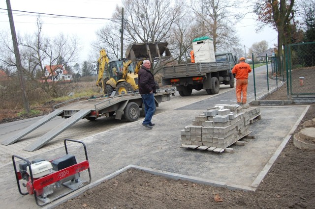 Przy budowie nowej zatoki autobusowej we Wtelnie pracowała w ostatnich dniach ekipa drogowa z Bydgoszczy