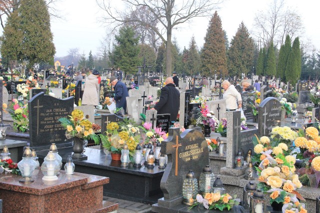Mieszkańcy Brzezin uważają, że opłaty za pogrzeb na miejscowym cmentarzu są zbyt wysokie. Stąd wzięła się akcja „Stop cmentarnemu wyzyskowi”.