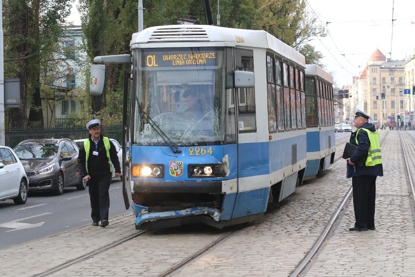 Wypadek tramwaju w centrum Wrocławia. Kobieta zawracała na torowisku