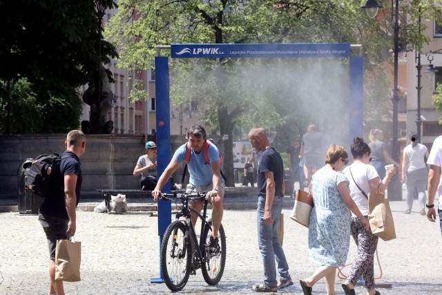 IMGW ostrzega przed upałami. W niedzielę na Ziemi Lubuskiej, w Wielkopolsce czy na północy Dolnego Śląska temperatura może przekroczyć 35°C, a lokalnie sięgnąć 37°C. 