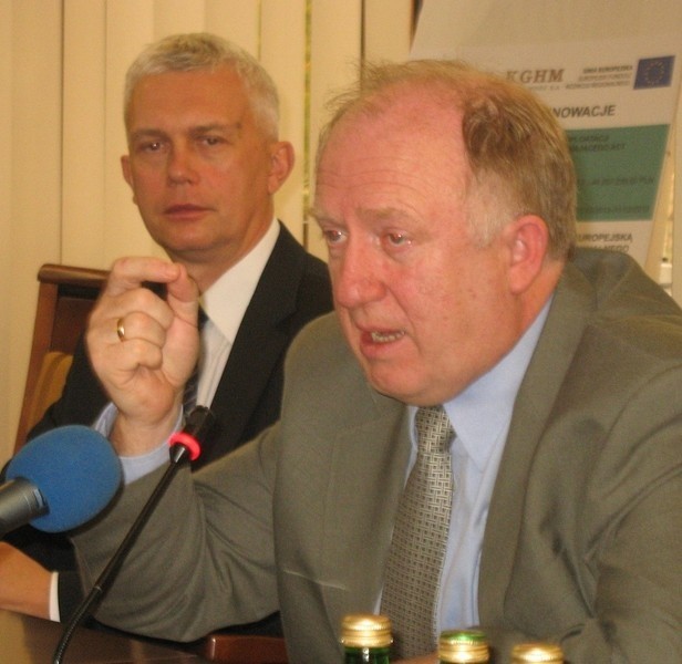 Herbert Wirth, prezes KGHM, podczas konferencji prasowej przekonywał, że jego wynagrodzenie jest wygórowane. Na zdjęciu z rzecznikiem Dariuszem Wyborskim.