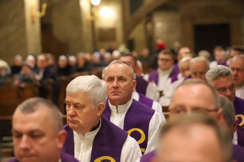 Uroczysta msza święta w 8. rocznicę ingresu biskupa Jana Piotrowskiego do Bazyliki Katedralnej w Kielcach. Były życzenia dla Jubilata