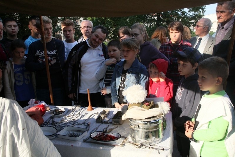 Piknik historyczny przed łódzką katedrą [zdjęcia]