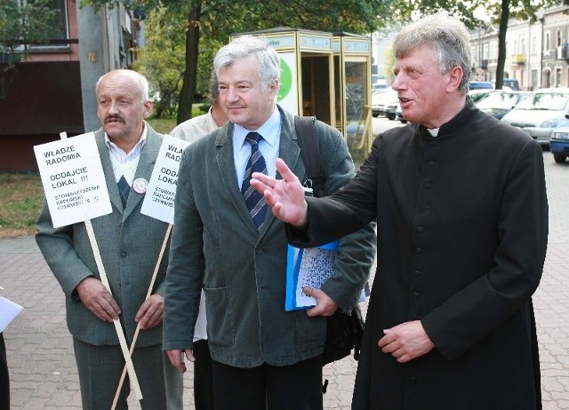 Protestujących poparł ksiądz Jan Podsiadło. Obok Leonard Kowalczyk  