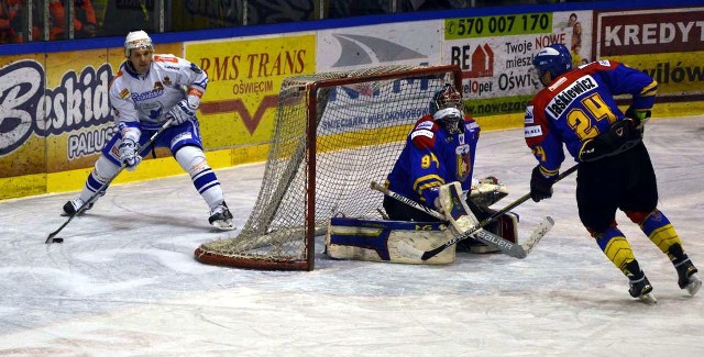 Lubomir Vosatko (przy krążku) zdobył jedyną bramkę dla Unii w jej pierwszym meczu ćwierćfinału play-off, przegranym w Nowym Targu z Podhalem 1-5.