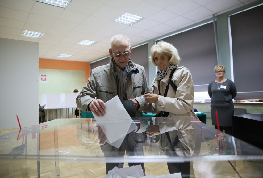 Wybory samorządowe 2018. Niska frekwencja w Chrzanowie. Tłumy tylko po mszach świętych [ZDJĘCIA]