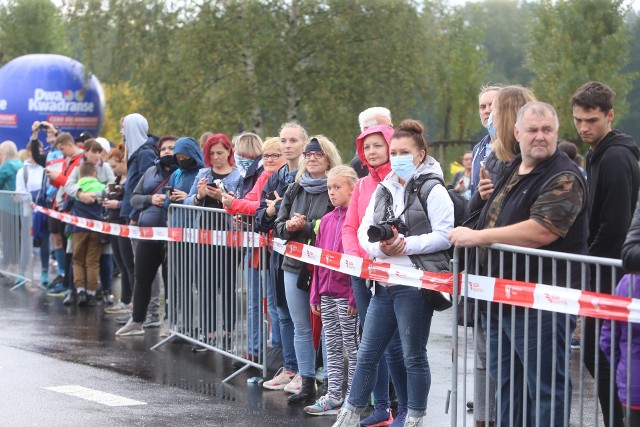 Kibice na trasie i mecie Silesia Marathon 2020Zobacz kolejne zdjęcia. Przesuwaj zdjęcia w prawo - naciśnij strzałkę lub przycisk NASTĘPNE