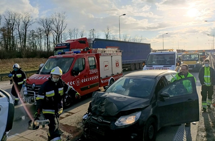 Wypadek na A4 pod Wrocławiem. Mocno utrudniony przejazd [ZDJĘCIA]