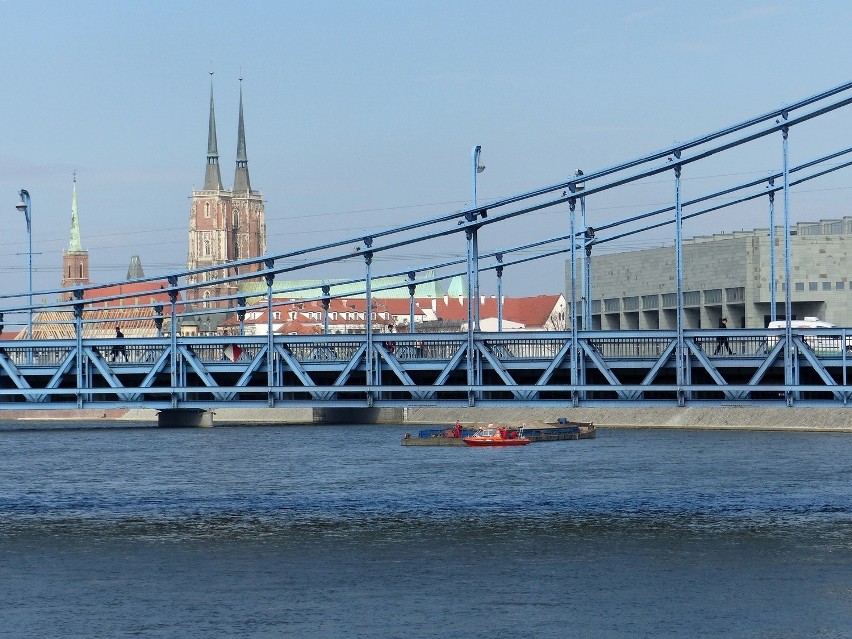 Wrocław: Przy moście Grunwaldzkim barka zerwała się z cum (ZDJĘCIA)