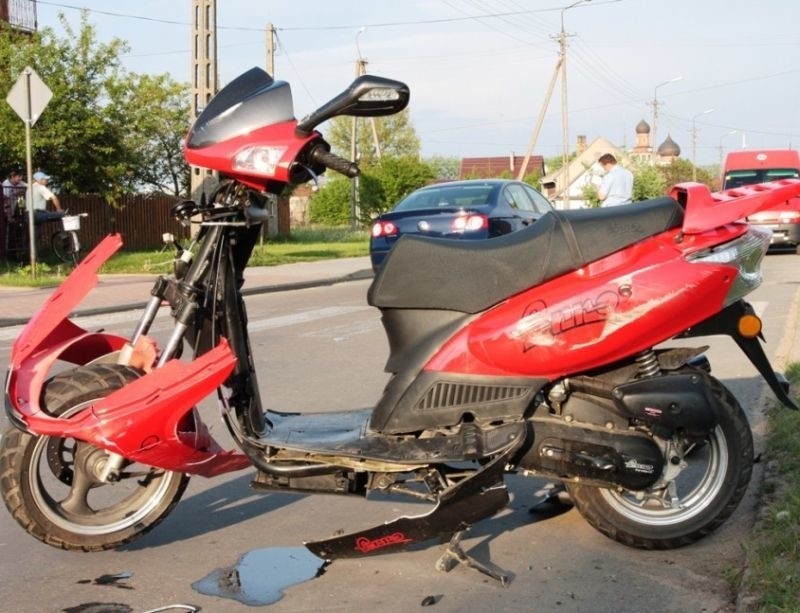 Wypadek na skuterze: 16-latek śmigłowcem przetransportowany do szpitala (zdjęcia)