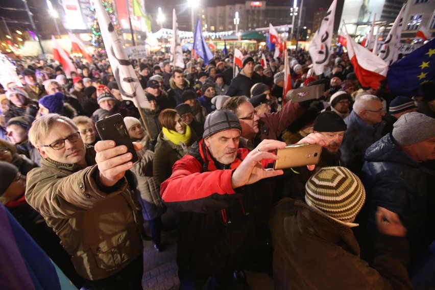 Demonstracja przeciw PiS w Katowicach 13 grudnia 2016