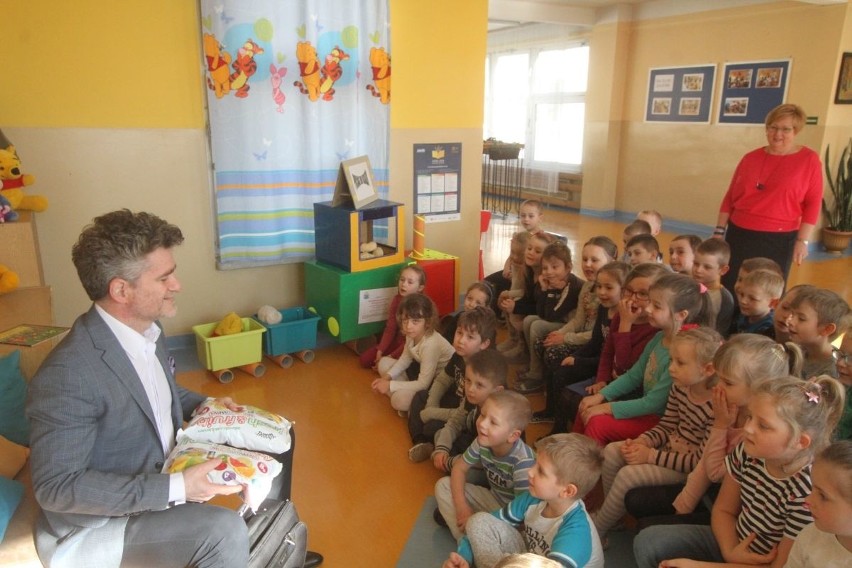 Senator Krzysztof Słoń czytał dzieciom w kieleckim przedszkolu [ZDJECIA]