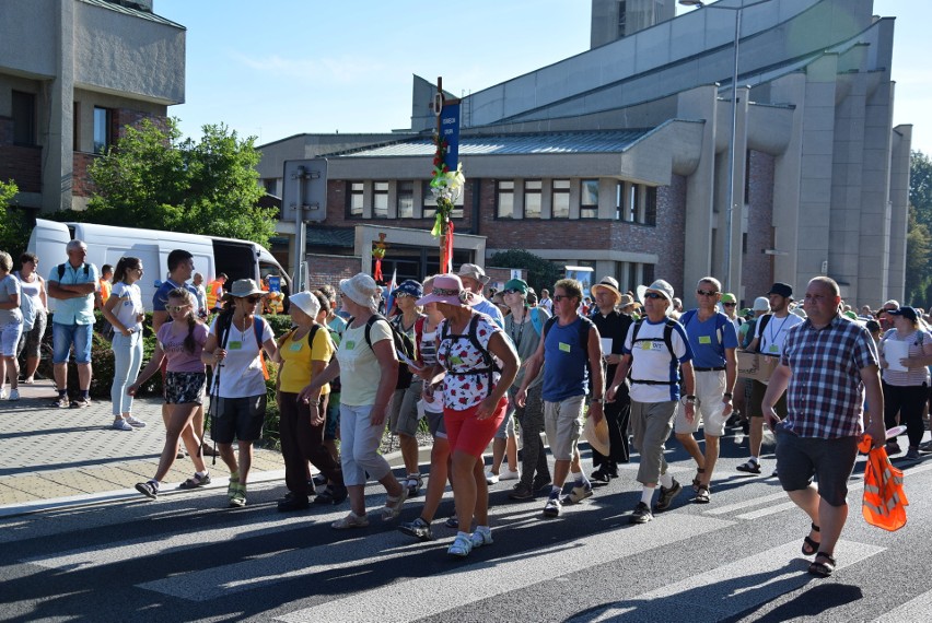 Oświęcimscy pątnicy w pięciu grupach z dekanatów:...