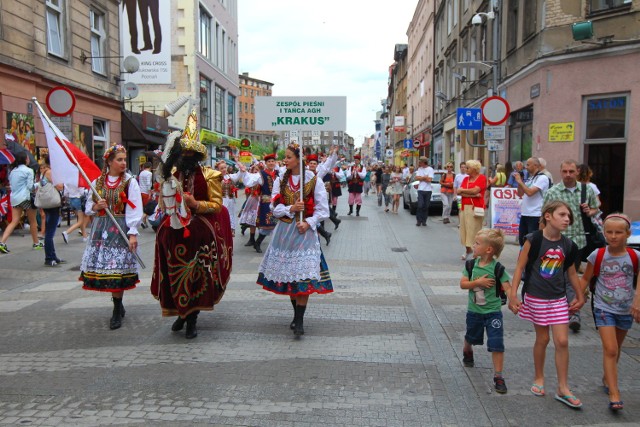 Festiwalową paradę otwierał zespól Krakus Akademii Górniczo-Hutniczej z Krakowa