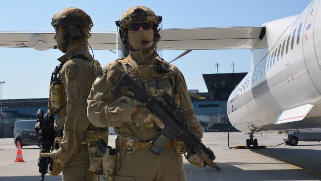 Na pokład samolotu z Norwegii skierowany został patrol lotniskowych antyterrorystów ze Straży Granicznej.