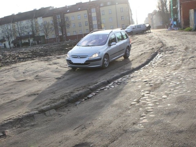 Kierowcy chętnie korzystają ze skrótu ulicą Morską. Ta jednak ma fatalną nawierzchnię. Fot. Kamil Nagórek 