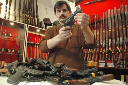 W zielonogórskim sklepie  Strzelec zmagazynowano kilkaset używanych pistoletów gazowych. Krzysztof Stefaniak przyznaje, że nie  wie co z nimi zrobi.