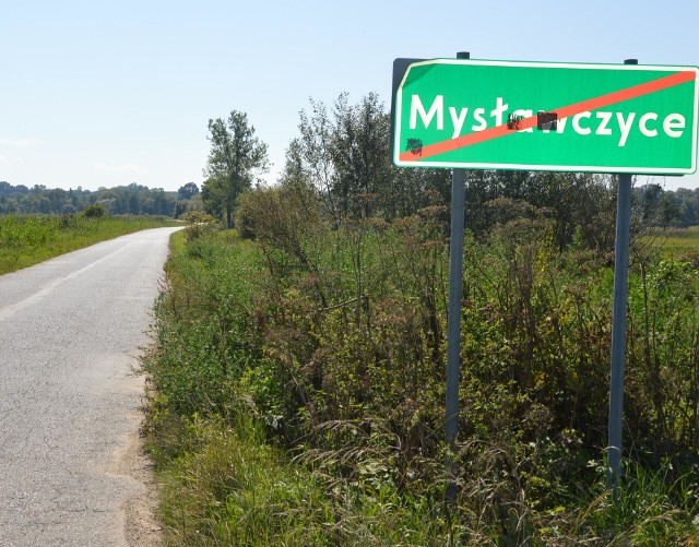 Droga z Mysławczyc w strone Pławowic