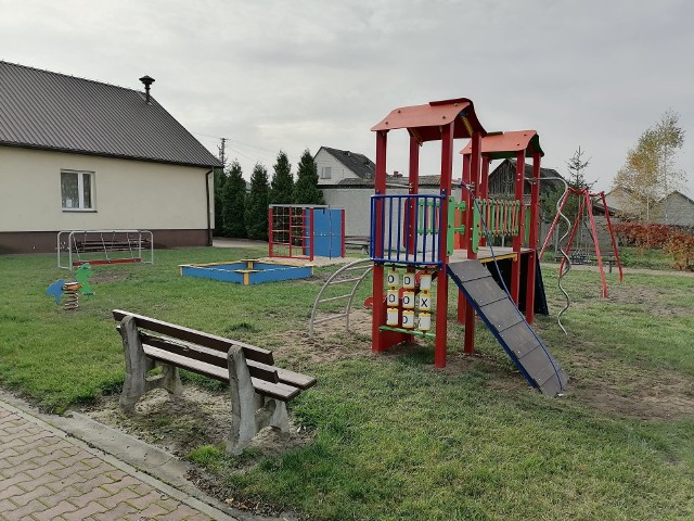 W Mzurowej w gminie Sobków na nowo otwarto piękny, doposażony plac zabaw. Najmłodsi będą mogli korzystać z wielu urządzeń.