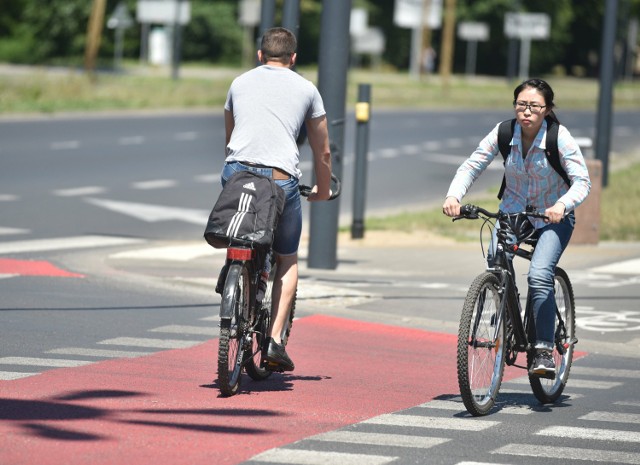 Malowane na czerwono przejazdy rowerowe to tylko jedna z wielu możliwości poprowadzenia ruchu