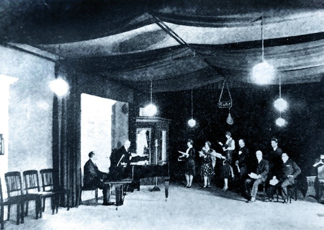 Większość programu gdańskiej rozgłośni radiowej stanowiły audycje muzyczne. Na zdjęciu radiowe studio nagrań w latach 30.