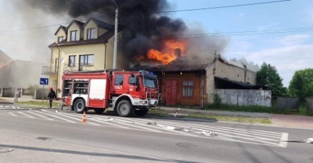 Pożar domu we Włoszczowie.  Szybka akcja strażacka