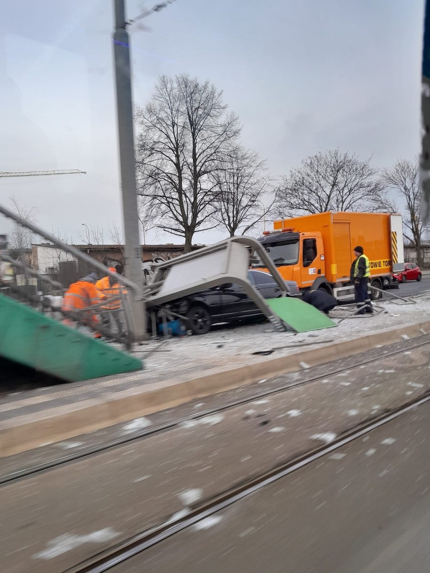 BMW wjechało w przystanek przy ulicy Gdańskiej w Szczecinie. Koszt zniszczonej wiaty to 40 tys. zł! [ZDJĘCIA]