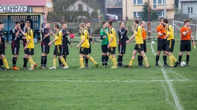 Piłkarze LZS Zdziary (w żółtych koszulkach) wygrali trzeci mecz z rzędu pokonując ekipę tarnobrzeskiego Mokrzyszowa.