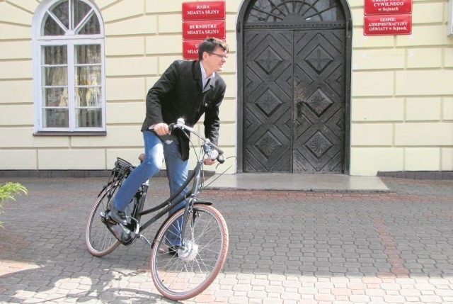 Burmistrz Arkadiusz Nowalski przyjeżdża do pracy na rowerze. Porusza się też nim po mieście. Chce zaoszczędzić, ale też zachęcić mieszkańców do korzystania z jednośladów.