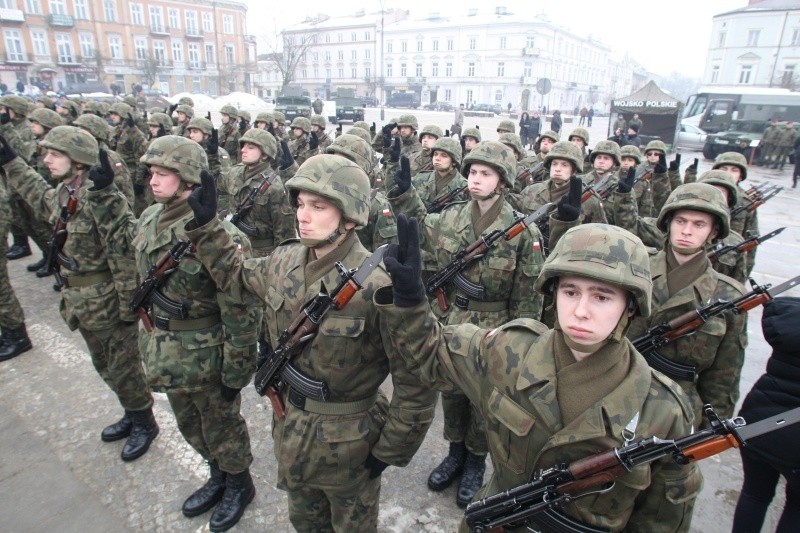 Przysięga żołnierska na Placu Wolności w Kielcach