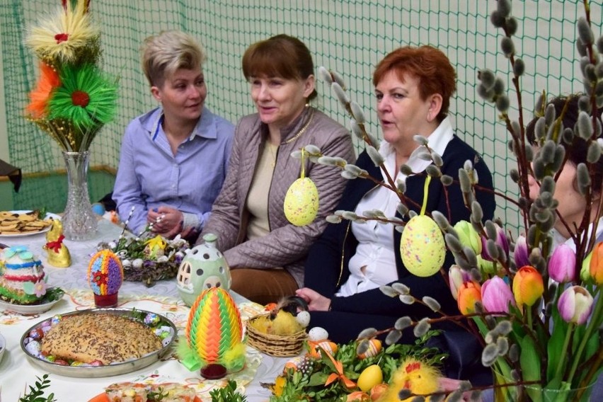 Koła gospodyń pokazały w Strzelnie jak dekorować stoły na Wielkanoc [zdjęcia]