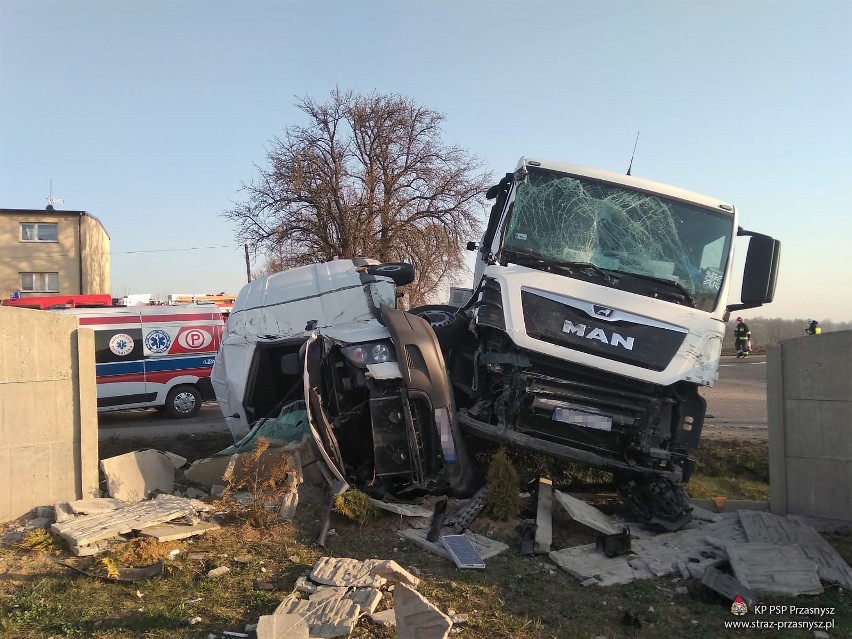 Krzynowłoga Mała. Samochód ciężarowy zderzył się z busem, 7.04.2020