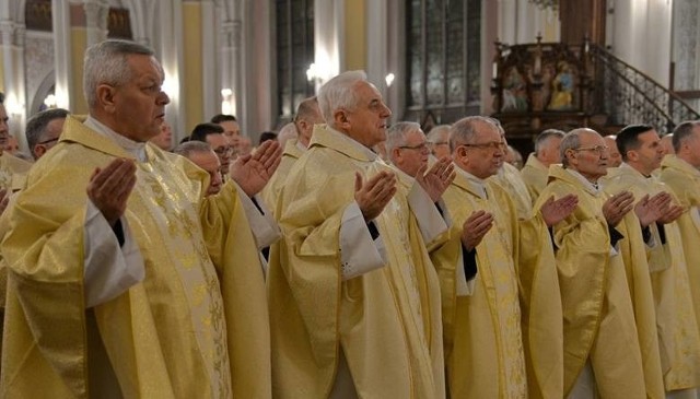 Kapłani z Diecezji Radomskiej przekazali już 200 tysięcy złotych na walkę z pandemią koronawirusa.