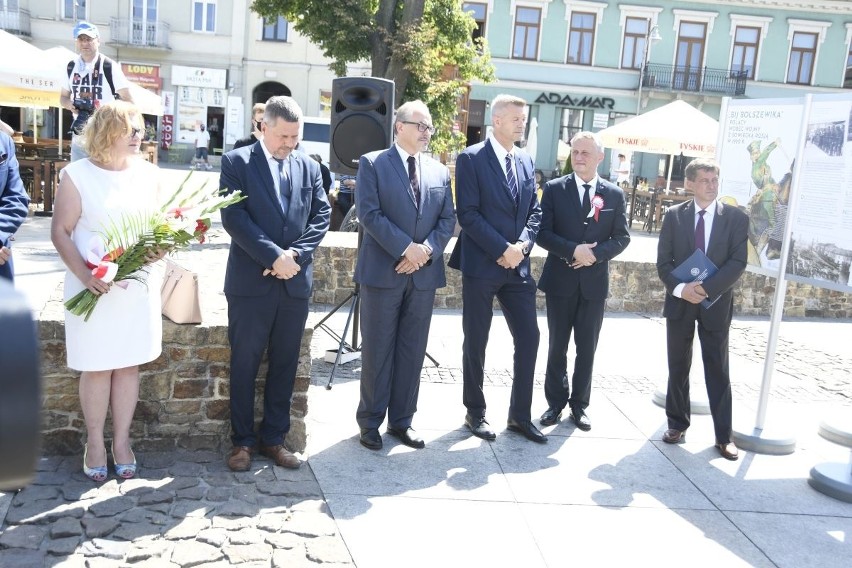 Na Rynku w Kielcach odsłonięto tablicę poświęconą obrońcom ojczyzny z 1920 roku (WIDEO, zdjęcia) 