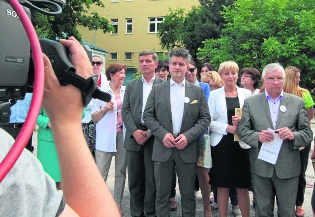 Telewizja Trwam kręciła program o Szpitalu Dziecięcym w Kielcach. W pierwszej linii stali parlamentarzyści PiS.