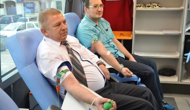 Jerzy Gawor (na pierwszym planie) dziękuje wszystkim krwiodawcom za pomoc i udział w akcji.