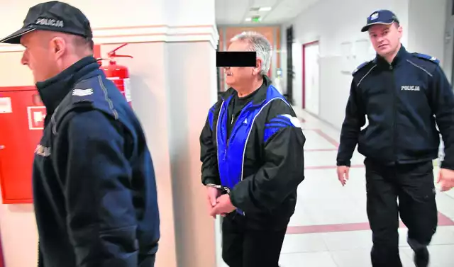 Oskarżony Józef S. doprowadzony w konwoju policji na proces przed Sądem Okręgowym w Tarnowie