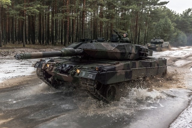 Po ciężkim 2015 roku żołnierze lubuskiej Czarnej Dywizji mieli w grudniu chwilę oddechu. Ale przed żołnierzami nowy rok pełen nowych wyzwań.Żołnierze 34 Brygady Kawalerii Pancernej z Żagania, po krótkiej przerwie, wrócili do pełnego szkolenia. Pierwszym poważnym krokiem w 2016 r. było szkolenie taktyczne 1 kompanii czołgów, wchodzącej w skład 1 batalionu czołgów. W czwartek 14 stycznia kompania czołgów pod dowództwem kapitana Marcina Wdowiaka od wczesnych godzin porannych przygotowywała się do wyjazdu z parku technicznego. Po czym, tworząc kolumnę, marszem ubezpieczonym przemieściła się do wyznaczonego rejonu, aby po kilku godzinach powrócić do jednostki. W ciągu tych kilku godzin żołnierze kompanii wykonali szereg działań taktycznych, takich jak prowadzenie przemarszu po wyznaczonej trasie, obserwacja terenu, czy też działanie w przypadku zagrożenia chemicznego lub powietrznego. Ponadto doskonalili najważniejszy element – działanie wszystkich wozów jako jednej całości, dowodzonej przez dowódcę. - 2016 rok stawia przed nami wiele zadań, które będą wymagały ogromnego wysiłku, ale wystarczy, że każdy będzie robił to co do niego należy, w zakresie swoich kompetencji i na dotychczasowym poziomie, a gwarantuję, że osiągniemy sukces. – mówił dowódca brygady, pułkownik Krzysztof Pokropowicz.