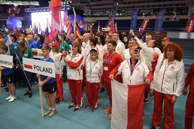 Efektowne widowisko muzyczno-multimedialne otworzyło w sobotę Mistrzostwa Świata weteranów w Arenie Toruń. Przez tydzień ponad cztery tysiące sportowców z blisko stu krajów będzie walczyć w Toruniu o medale.Nie zabraknie wielkich sław, których kibice pamiętają z wyczynowego sportu. W 870-osobowej reprezentacji Polski jest aż 28 olimpijczyków, w tym takie sławy lekkoatletyki jak chociażby czterokrotny mistrz olimpijski Robert Korzeniowski, dwukrotny złoty medalista igrzysk - Tomasz Majewski.