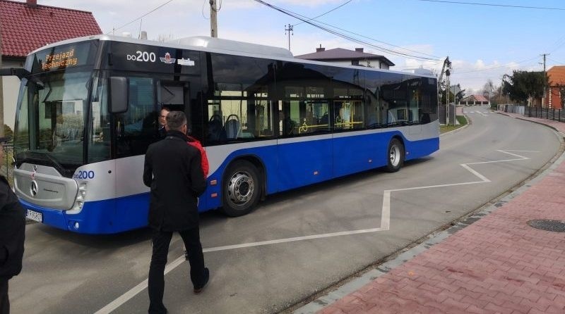 Próbny przejazd autobusu przez ul. Portową w Niepołomicach
