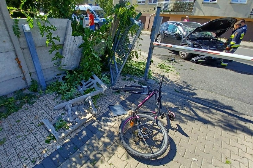 Kierowca stracił panowanie nad pojazdem na osiedlowej ulicy...