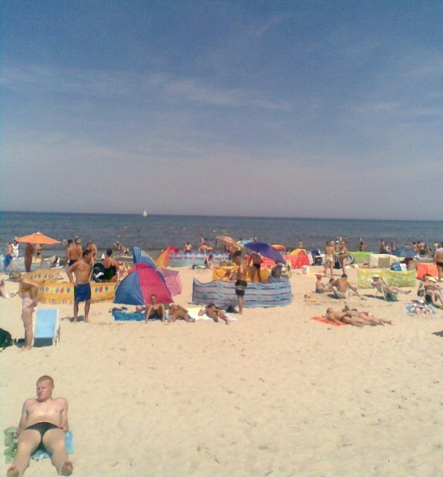 Ustka, plaża, piątek g. 13, 24 stopnie, bezwietrznie, słońce, niewielkie chmury typu cirrus.