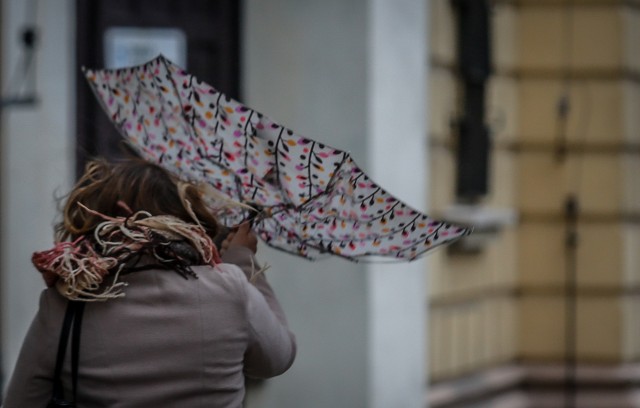 Ostrzeżenia pogodowe Warszawa 10.03: IMGW ostrzega przed silnym wiatrem. Możliwe zagrożenie życia