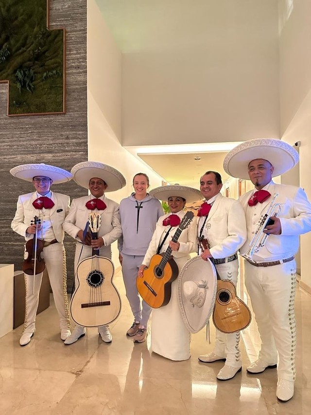 Na lotnisku w Cancun, Igę Świątek witali nie tylko oficjele, ale meksykańscy mariachi