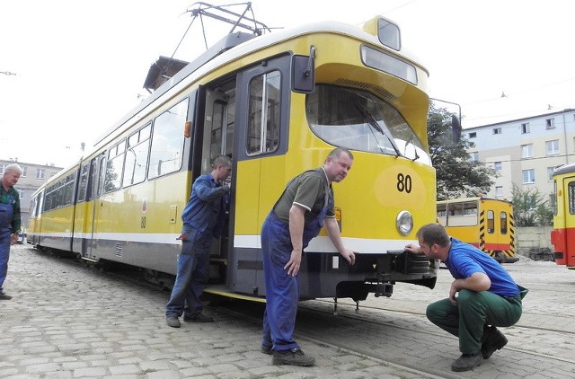 Przegląd tramwaju GT8 wykonują (od prawej): Marek Pach, Jan Łąckowski, Krzysztof Strehlau i Krzysztof Goliszek