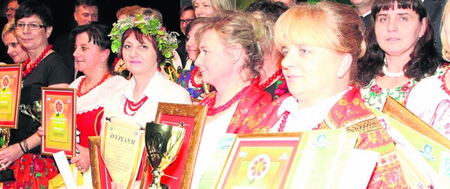 Na pierwszym planie Maria Adamczyk, przewodnicząca koła z Ciuślic  i Aleksandra Piotrowska odbierają laury za drugie miejsce w regionie świętokrzyskim w konkursie na najlepsze Koło Gospodyń Wiejskich 2015.