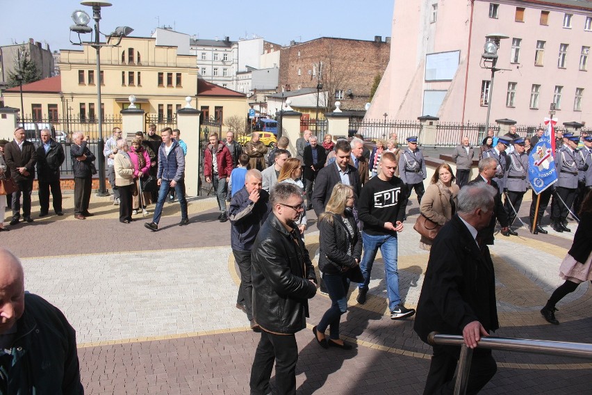 Tablicę pamiątkową ku czci ofiar katastrofy smoleńskiej...