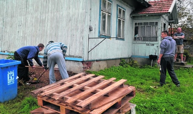 Podopieczni Domu Dziecka w Sieborowicach pomagają ubogiej rodzinie w porządkowaniu podwórka