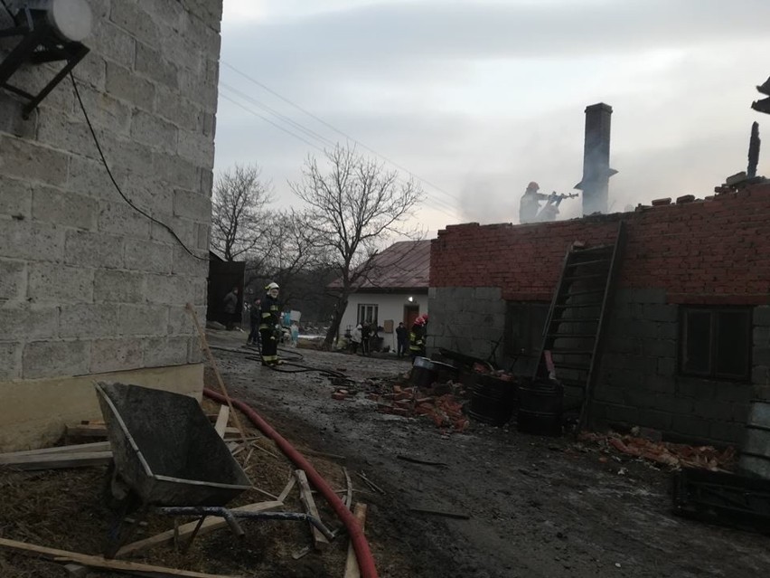 Gródek. Aż 60 strażaków walczy z pożarem budynku gospodarczego